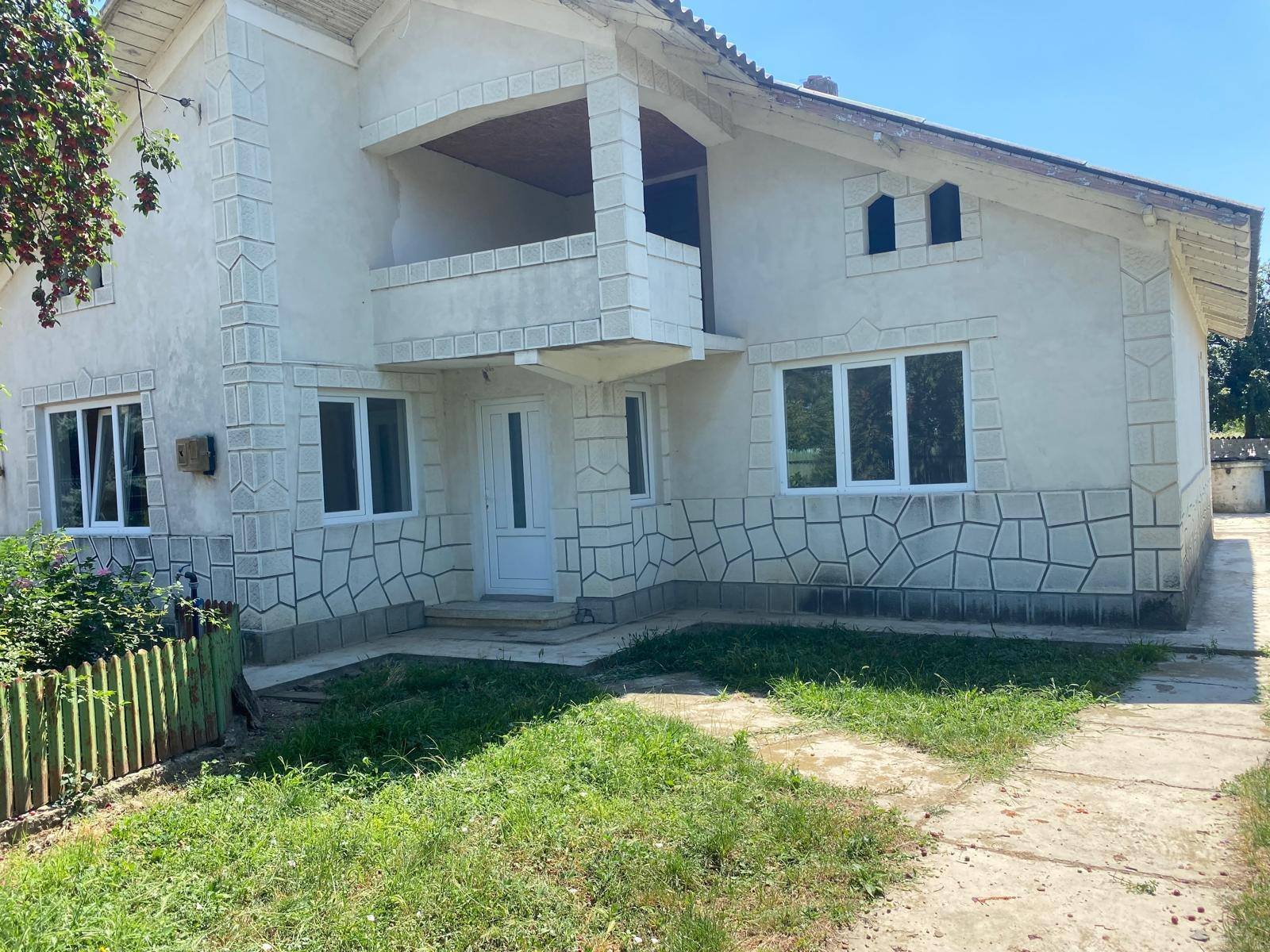 Casă cu teren 200mp
